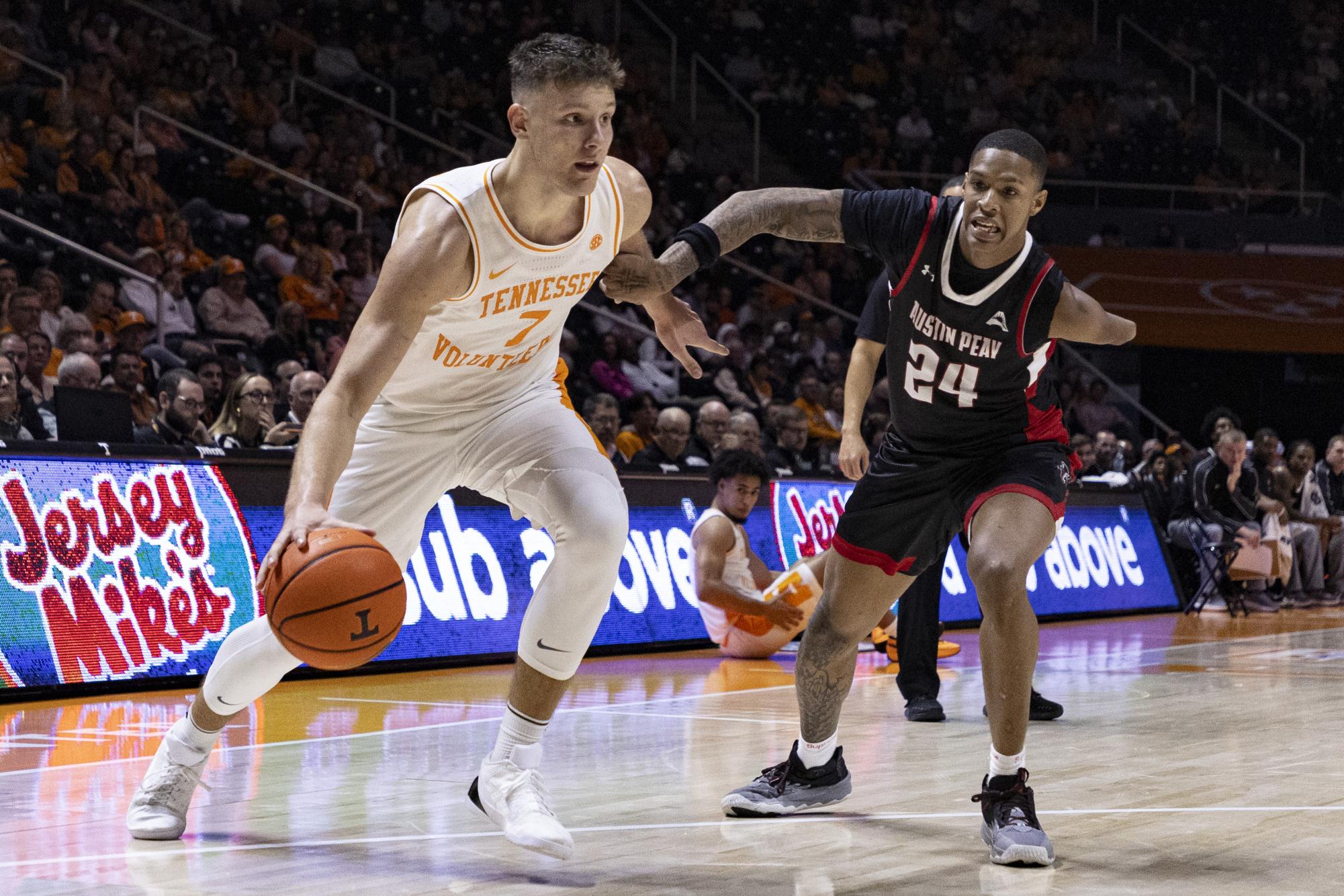 Hansel Enmanuel making an impact for Austin Peay on court with his 1 arm