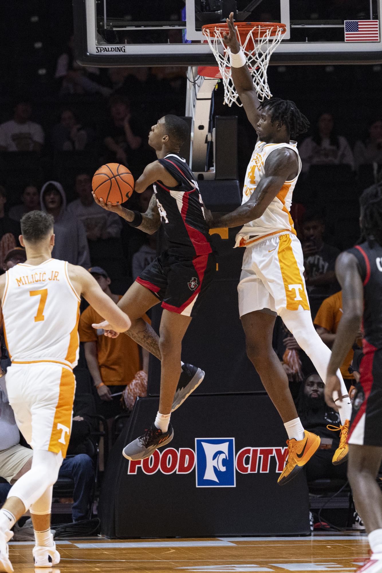 Hansel Enmanuel making an impact for Austin Peay on court with his 1 arm